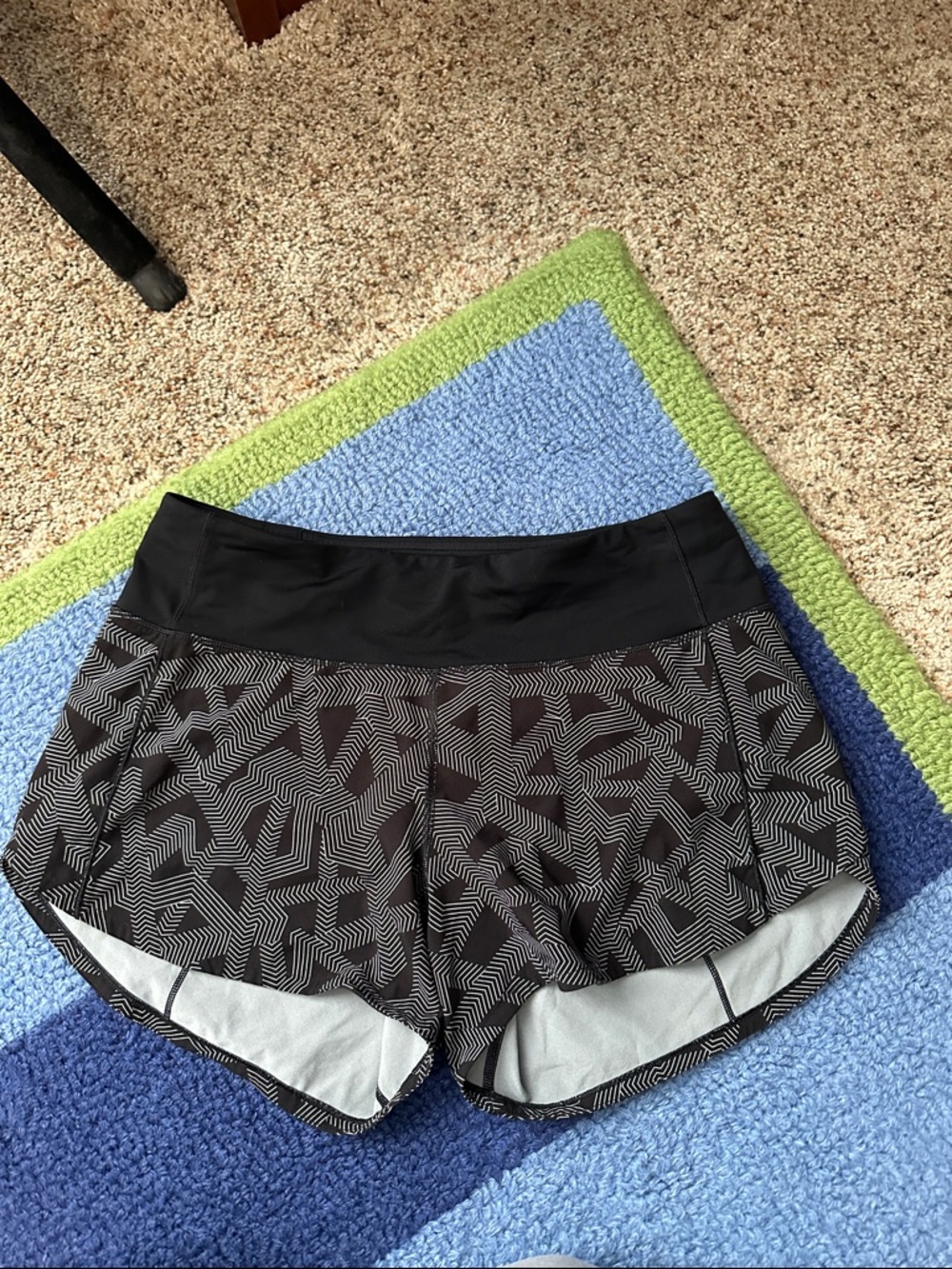 Lululemon Size 6 Black Geometric Print Women’s Athletic Shorts